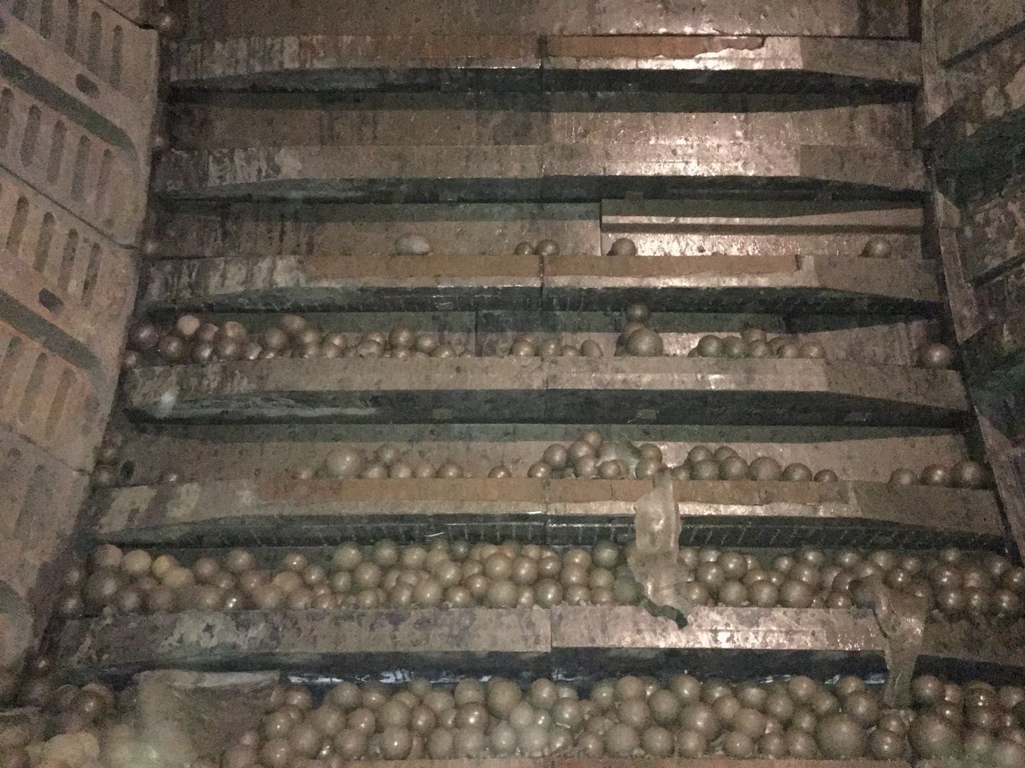 矿业中的SAG磨机的橡胶和Mn-Cr合金铸造复合衬里 