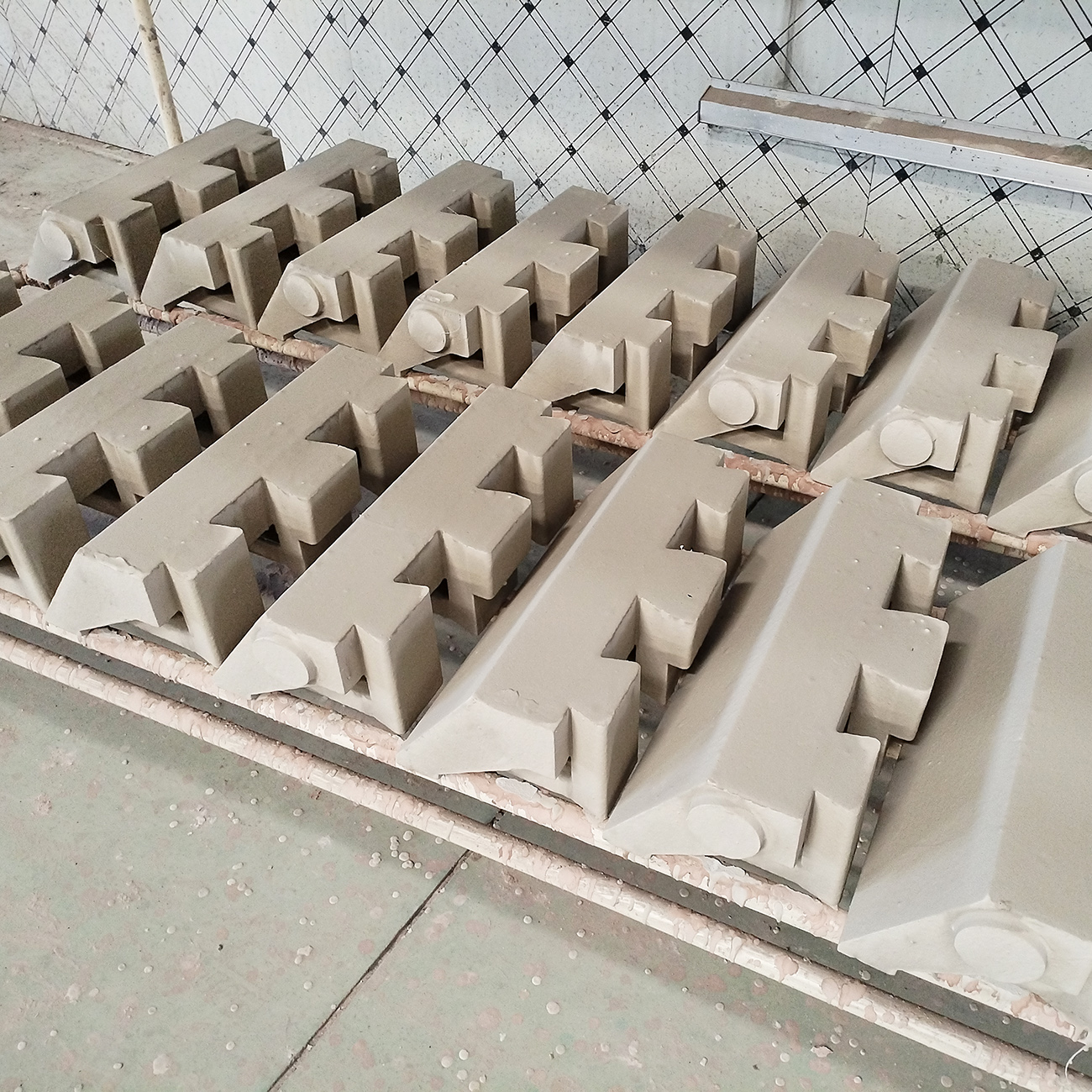 矿业中的SAG磨机的橡胶和Mn-Cr合金铸造复合衬里 